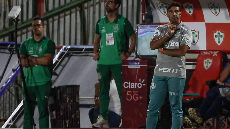 Abel Ferreira em partida pelo Palmeiras contra a Portuguesa, em partida válida pela quinta rodada do Paulistão 2024, no Canindé, em São Paulo-SP.