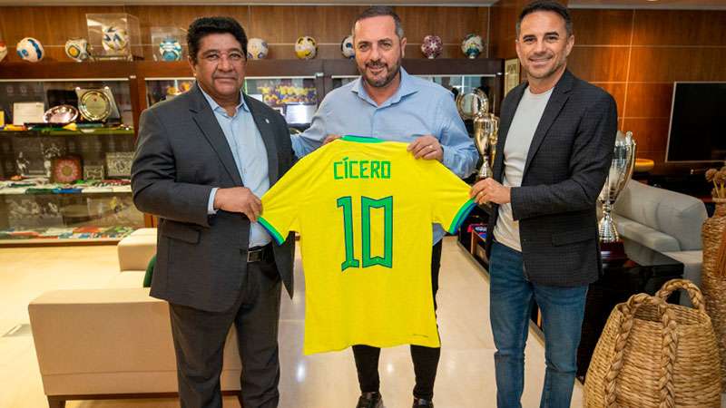 Após 10 temporadas, Cícero Souza deixa o Palmeiras e é anunciado pela CBF.