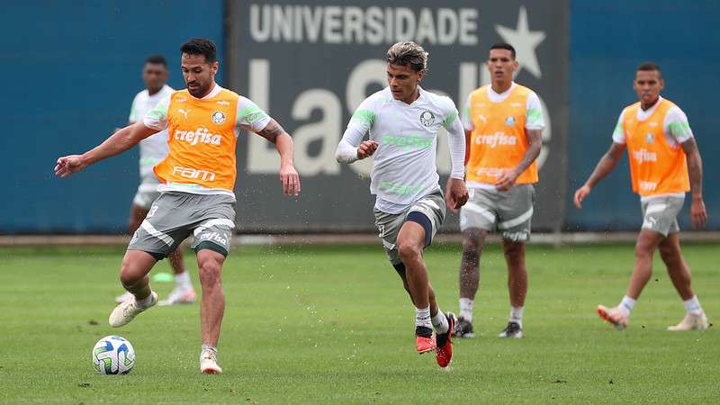 Luan e Richard Ríos durante treinamento do Palmeiras no CT do Grêmio.