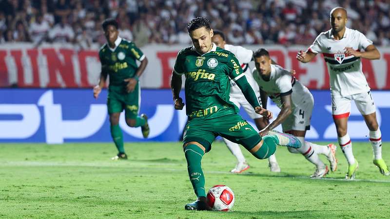 Raphael Veiga em partida pelo Palmeiras contra o SPFC, válida pela décima primeira rodada do Paulistão 2024, no Morumbis, em São Paulo-SP.