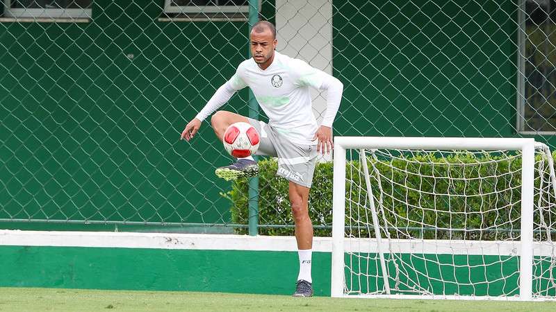 Mayke durante treinamento do Palmeiras, na Academia de Futebol, em São Paulo-SP.