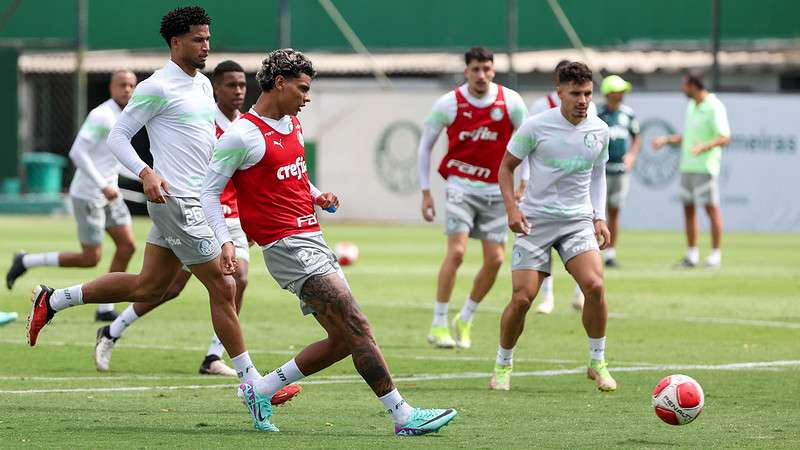 Atletas do Palmeiras durante treinamento na Academia de Futebol, em São Paulo-SP.