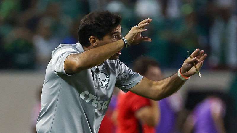 Abel Ferreira em partida pelo Palmeiras contra o Botafogo-SP, válida pela décima segunda rodada do Paulistã 2024, na Arena Barueri, em Barueri-SP.