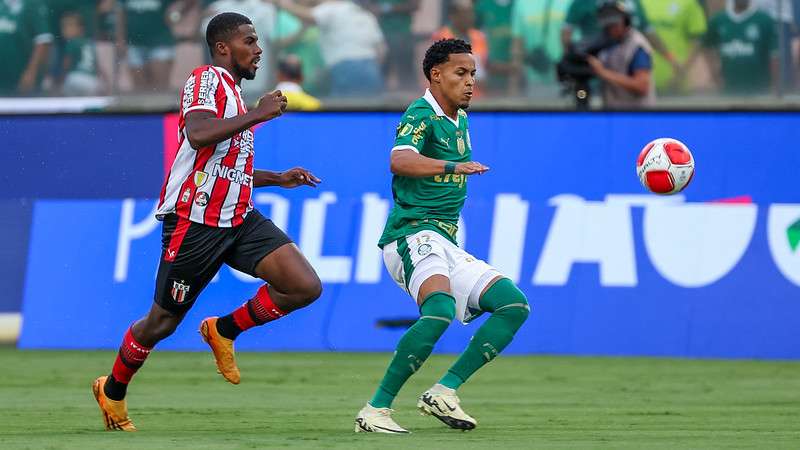 Lázaro em partida pelo Palmeiras contra o Botafogo-SP, válida pela décima segunda rodada do Paulistão 2024, na Arena Barueri, em Barueri-SP.