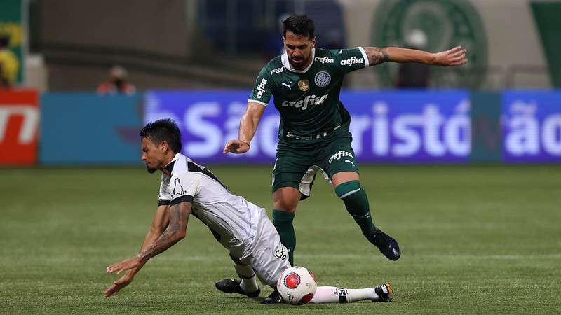 Luan em disputa pelo Palmeiras contra a Ponte Preta, durante partida válida pela primeira rodada do Paulistão 2022, no Allianz Parque.