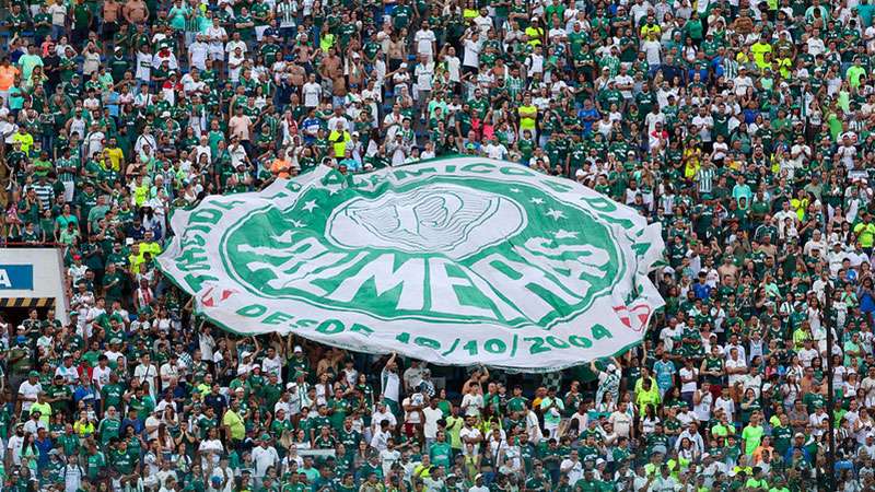 Torcida do Palmeiras em partida contra o Botafogo-SP, válida pela décima segunda rodada do Paulistão 2024, na Arena Barueri, em Barueri-SP.