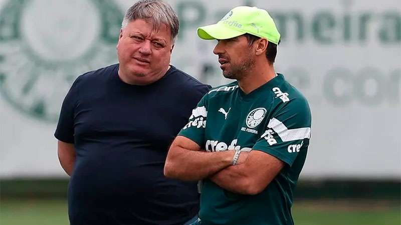 Anderson Barros e Abel Ferreira durante treinamento do Palmeiras, na Academia de Futebol, em São Paulo-SP.