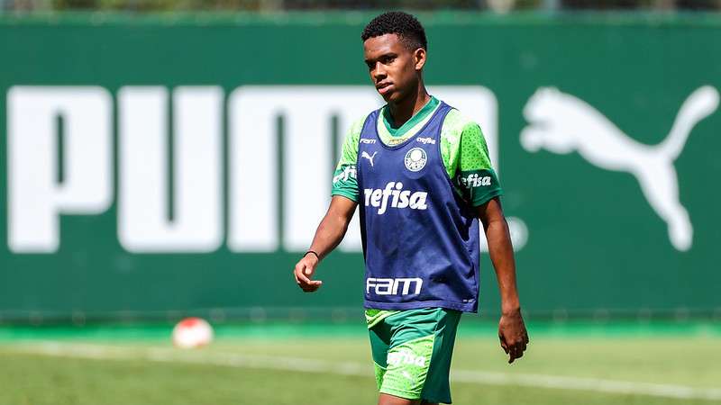 Estêvão durante treinamento do Palmeiras, na Academia de Futebol, em São Paulo-SP.
