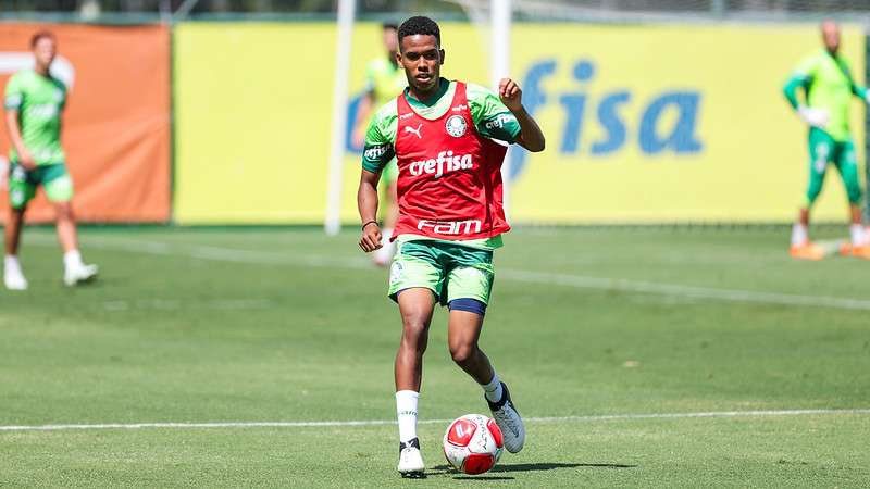 Estêvão durante treinamento do Palmeiras, na Academia de Futebol, em São Paulo-SP.