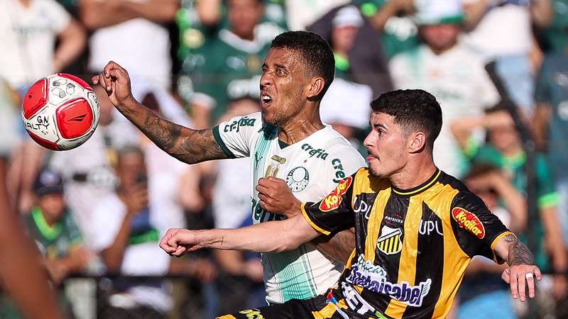 Marcos Rocha em disputa pelo Palmeiras contra o Novorizontino, durante partida válida pela primeira rodada, do Paulistão 2024, no Estádio Dr. Jorge Ismael de Biasi.