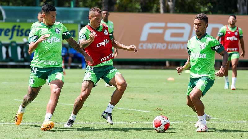 Atletas do Palmeiras durante treinamento na Academia de Futebol, em São Paulo-SP.