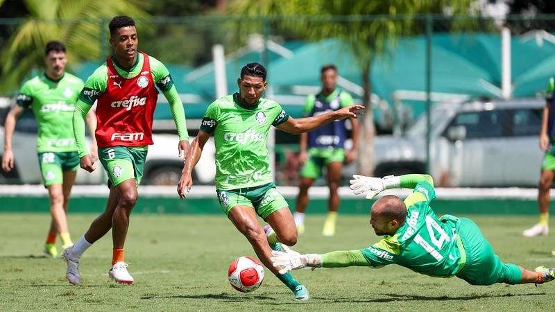 Atletas do Palmeiras durante treinamento na Academia de Futebol, em São Paulo-SP.