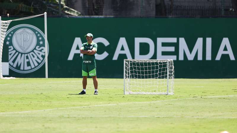 Abel Ferreira durante treinamento do Palmeiras na Academia de Futebol, em São Paulo-SP.