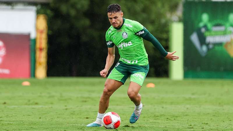 Raphael Veiga durante treinamento do Palmeiras na Academia de Futebol, em São Paulo-SP.