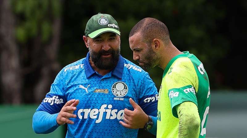 Rogerio Godoy e Weverton durante treinamento do Palmeiras na Academia de Futebol.     