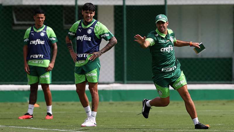 Gustavo Gómez e Abel Ferreira durante treinamento do Palmeiras, na Academia de Futebol.