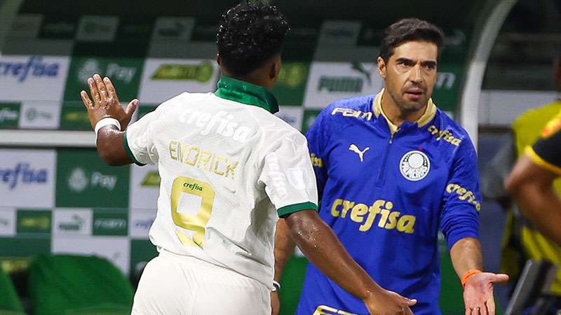 Endrick comemora com Abel Ferreira seu gol pelo Palmeiras contra o Novorizontino, em partida válida pela semifinal do Paulistão 2024, no Allianz Parque, em São Paulo-SP.