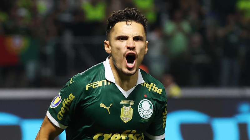 Raphael Veiga comemora seu gol pelo Palmeiras contra o Santos, em partida válida pela segunda final do Paulistão 2024, no Allianz Parque, em São Paulo-SP.