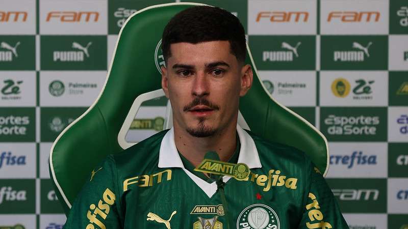 Rômulo é apresentado como o mais novo atleta do Palmeiras, na Academia de Futebol.
