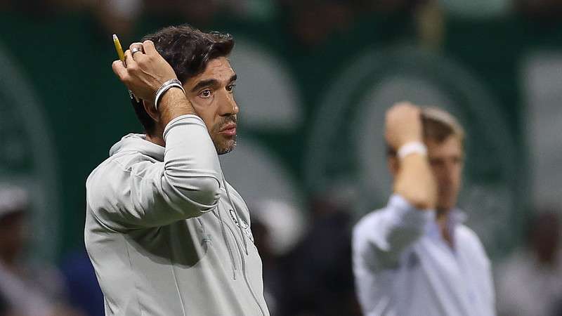 Abel Ferreira em jogo pelo Palmeiras contra o Liverpool, durante partida válida pela fase de grupos da Libertadores 2024, no Allianz Parque.