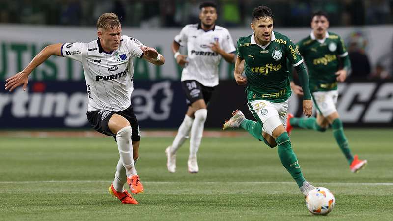 Raphael Veiga em disputa pelo Palmeiras contra o Liverpool-URU, durante partida válida pela fase de grupos, da Libertadores 2024, no Allianz Parque.