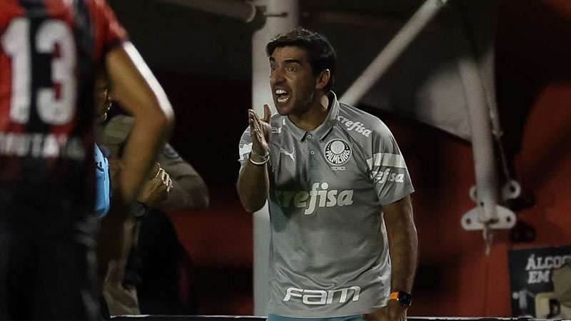 Abel Ferreira em jogo do Palmeiras contra o Vitória, durante partida válida pela primeira rodada do Brasileirão 2024, no Barradão.