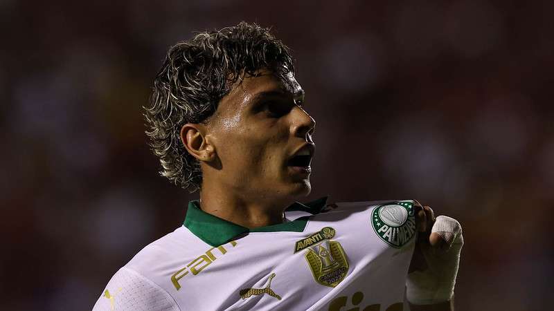 Richard Ríos comemora seu gol pelo Palmeiras contra o Vitória, durante partida válida pela primeira rodada do Brasileirão 2024, no Barradão.
