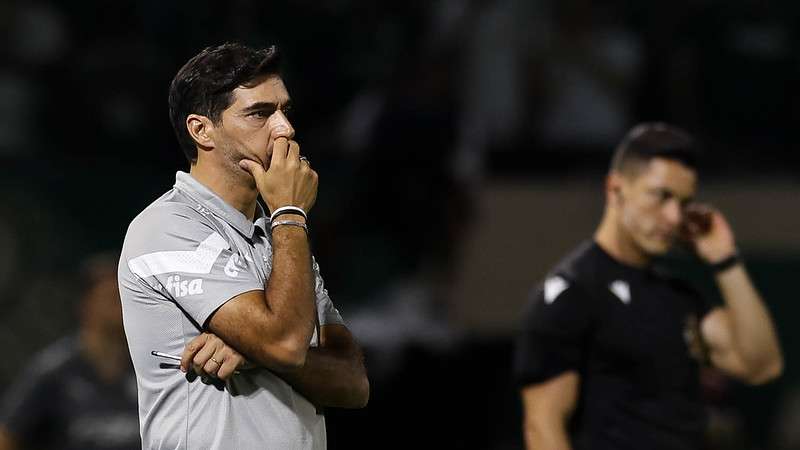 Abel Ferreira em jogo do Palmeiras contra o Internacional, durante partida válida pela segunda rodada do Brasileirão 2024, na Arena Barueri.