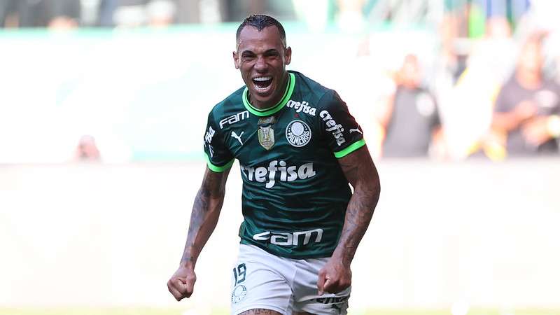 Breno Lopes comemora seu gol pelo Palmeiras contra o Fluminense, durante partida válida pela trigésima sétima rodada do Brasileirão 2024, no Allianz Parque.