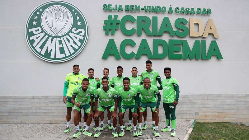 Kaique, Gabriel Menino, Fabinho, Vanderlan, Naves, Mateus e Endrick (E/D em pé) e Garcia, Luis Guilherme, Estêvão e Jhonatan (E/D agachados), durante inauguração da nova área de saúde das categorias de base do Palmeiras, na Academia de Futebol 2.