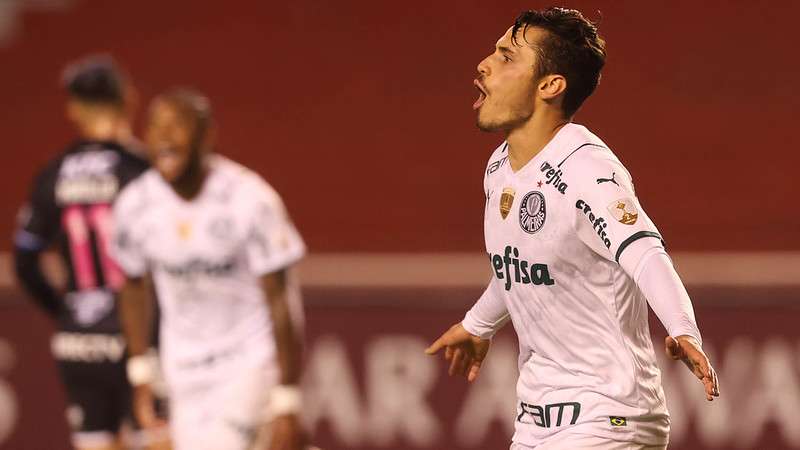 Raphael Veiga comemora seu gol pelo Palmeiras contra o Independiente Del Valle, durante partida válida pela fase de grupos da Libertadores 2021, no estádio Rodrigo Paz Delgado.