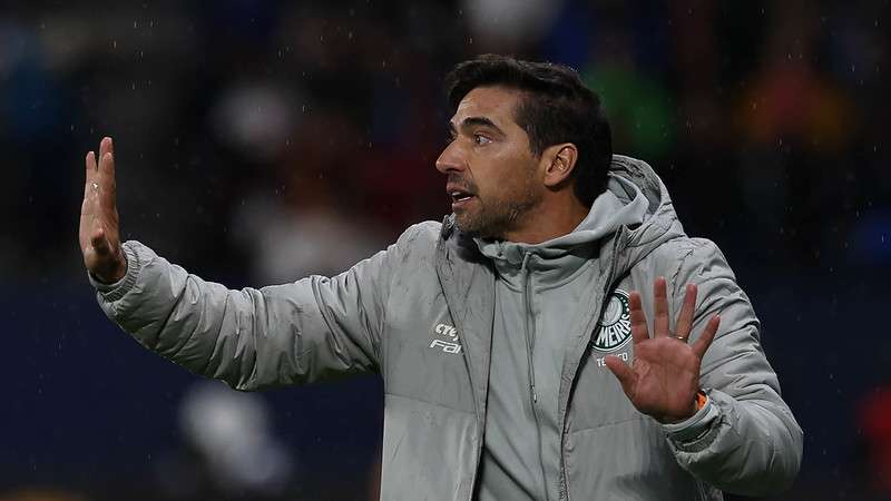Abel Ferreira em jogo pelo Palmeiras contra o Independiente Del Valle, durante partida válida pela fase de grupos da Libertadores 2024, no Estádio Banco Guayaquil.