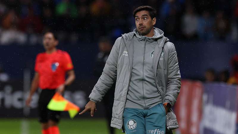 Abel Ferreira em jogo pelo Palmeiras contra o Independiente Del Valle, durante partida válida pela fase de grupos da Libertadores 2024, no Estádio Banco Guayaquil.