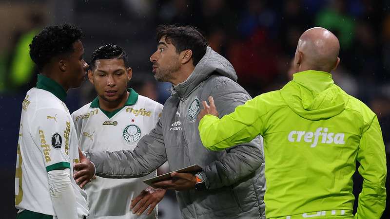 Endrick, Rony e Abel Ferreira em jogo pelo Palmeiras contra o Independiente Del Valle, durante partida válida pela fase de grupos da Libertadores 2024, no Estádio Banco Guayaquil.