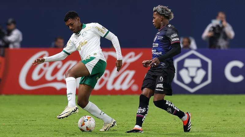 Luis Guilherme em disputa pelo Palmeiras contra o Independiente Del Valle, durante partida válida pela fase de grupo da Libertadores 2024, no estádio Banco Guayaquil.