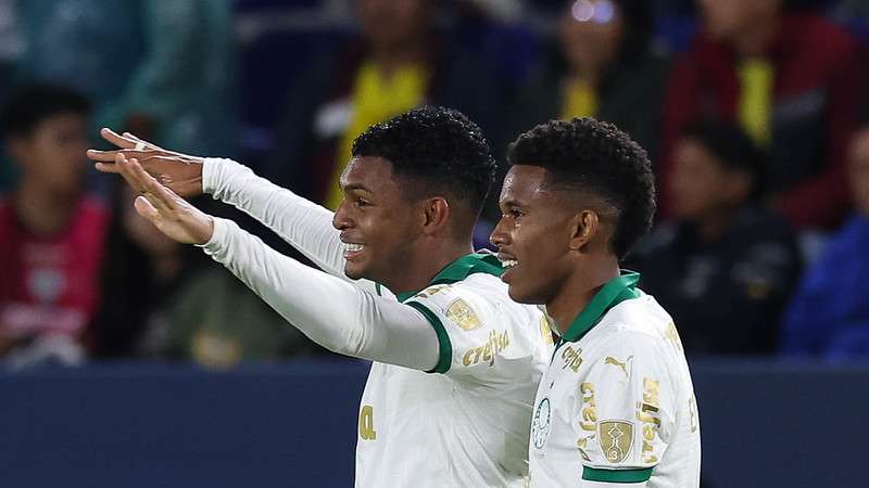 Luis Guilherme comemora seu gol pelo Palmeiras contra o Independiente Del Valle, durante partida válida pela fase de grupo da Libertadores 2024, no estádio Banco Guayaquil.