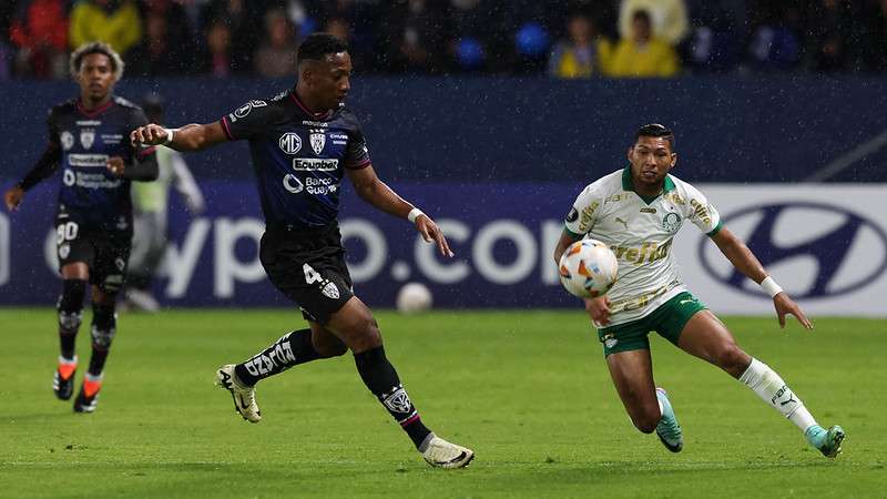 Rony em disputa pelo Palmeiras contra o Independiente Del Valle, durante partida válida pela fase de grupo da Libertadores 2024, no estádio Banco Guayaquil.