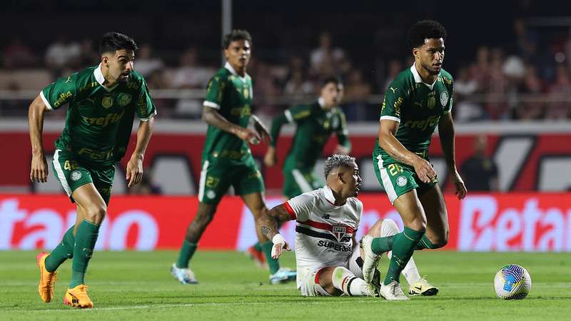 Murilo em disputa pelo Palmeiras contra o SPFC, durante partida válida pela quarta rodada do Brasileirão 2024, no Morumbis.