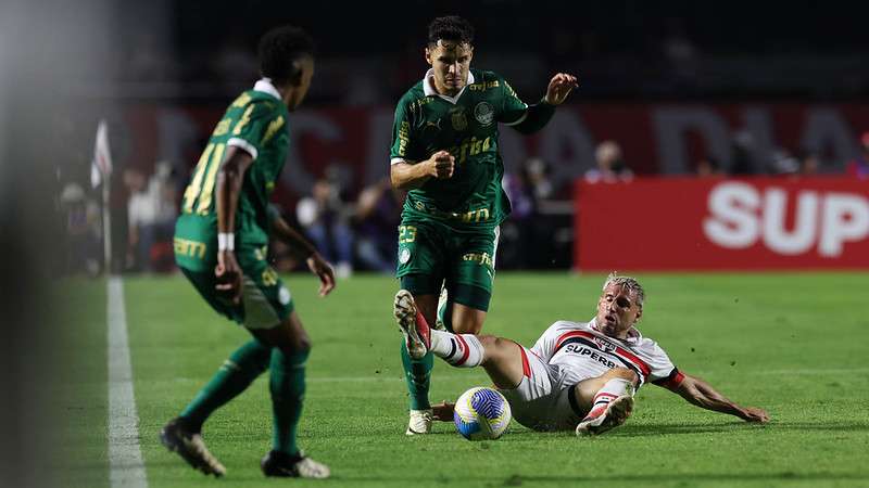 Raphael Veiga em disputa pelo Palmeiras contra o SPFC, durante partida válida pela quarta rodada do Brasileirão 2024, no Morumbis.