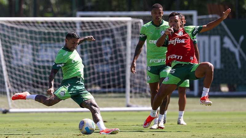 Dudu e Gabriel Menino durante treinamento do
Palmeiras, na Academia de Futebol.