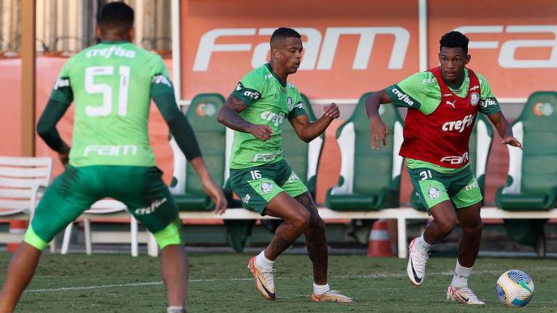 Caio Paulista e Luis Guilherme durante treinamento do Palmeiras, na Academia de Futebol.