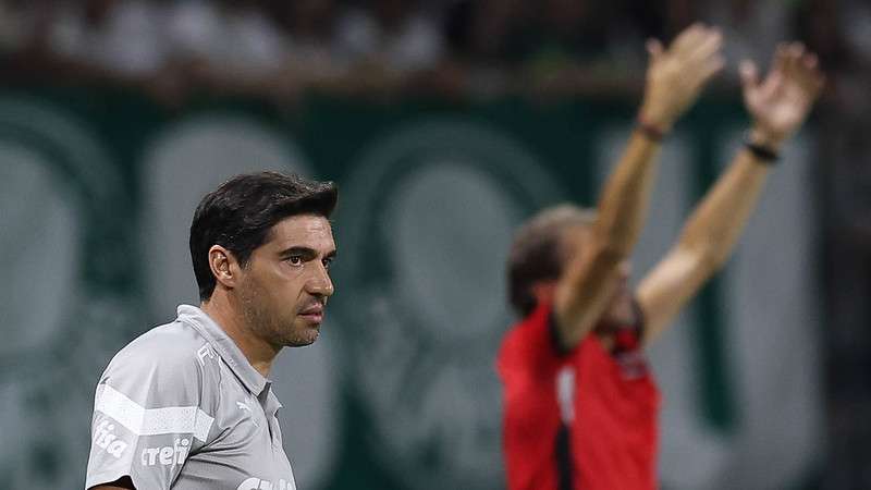 Abel Ferreira em jogo do Palmeiras contra o Botafogo-SP, durante partida válida pela terceira fase da Copa do Brasil 2024, no Allianz Parque.