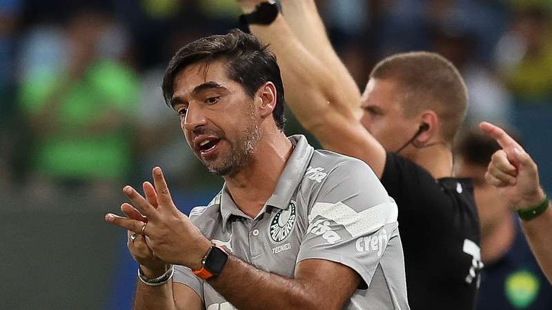 Abel Ferreira em jogo do Palmeiras contra o Cuiabá, durante partida válida pela quinta rodada do Brasileirão 2024, na Arena Pantanal.