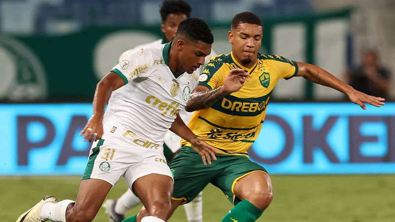 Luis Guilherme em disputa pelo Palmeiras contra o Cuiabá, durante partida válida pela quinta rodada do Brasileirão 2024, na Arena Pantanal.