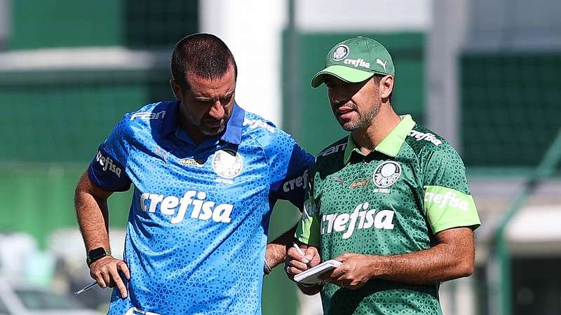 Abel Ferreira e João Martins durante treinamento do Palmeiras, na Academia de Futebol.