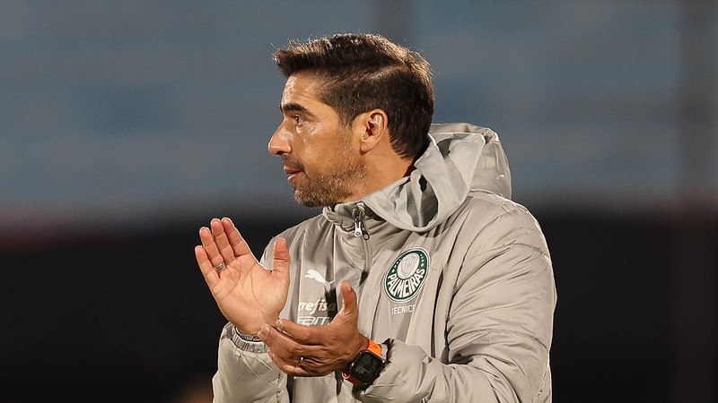 Abel Ferreira em jogo do Palmeiras contra o Liverpool-URU, durante partida válida pela fase de grupos da Libertadores 2024, no Estádio Centenário.