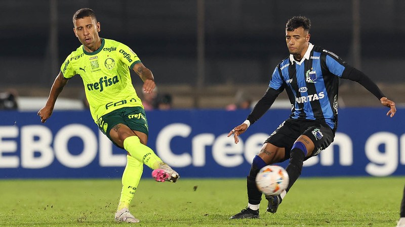 Marcos Rocha em jogo do Palmeiras contra o Liverpool-URU, durante partida válida pela fase de grupos da Libertadores 2024, no Estádio Centenário.