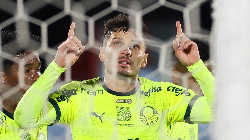 Raphael Veiga comemora seu gol pelo Palmeiras contra o Liverpool-URU, durante partida válida pela fase de grupos da Libertadores 2024, no Estádio Centenário.