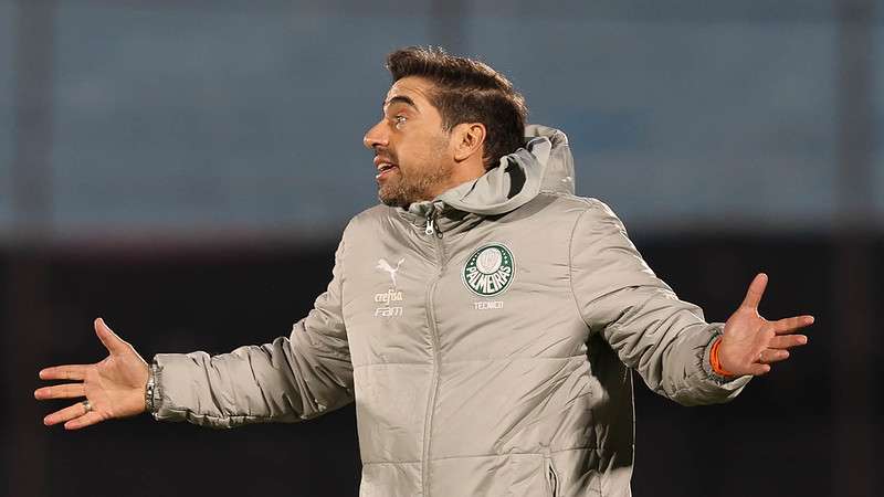 Abel Ferreira em jogo do Palmeiras contra o Liverpool-URU, durante partida válida pela fase de grupos da Libertadores 2024, no Estádio Centenário.