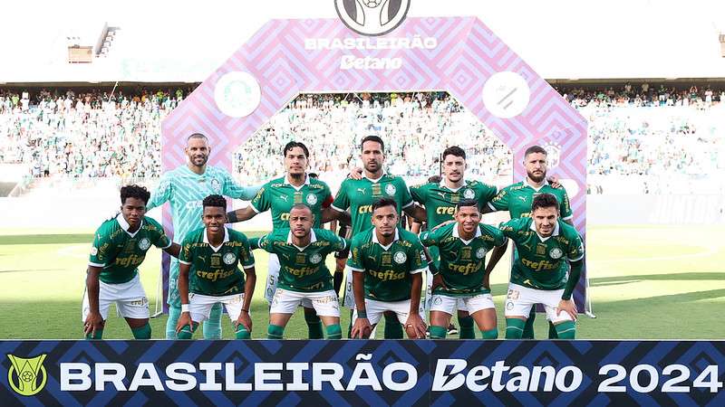 Equipe do Palmeiras posa para foto em jogo contra o Athletico-PR, durante partida válida pela sexta rodada do Brasileirão 2024, na Arena Barueri.